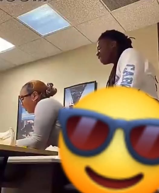 Office energy switched up real quick when she walked in😁😬